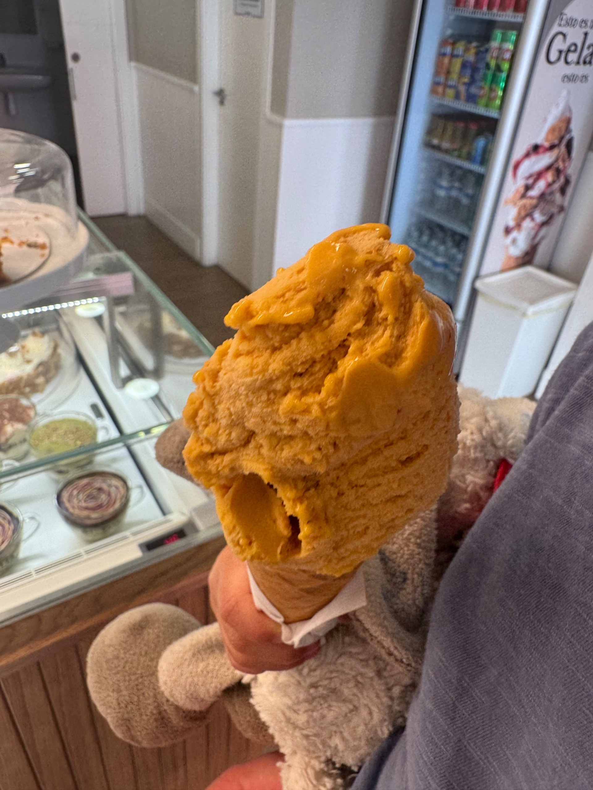 Rożek lodów mango przed witryną