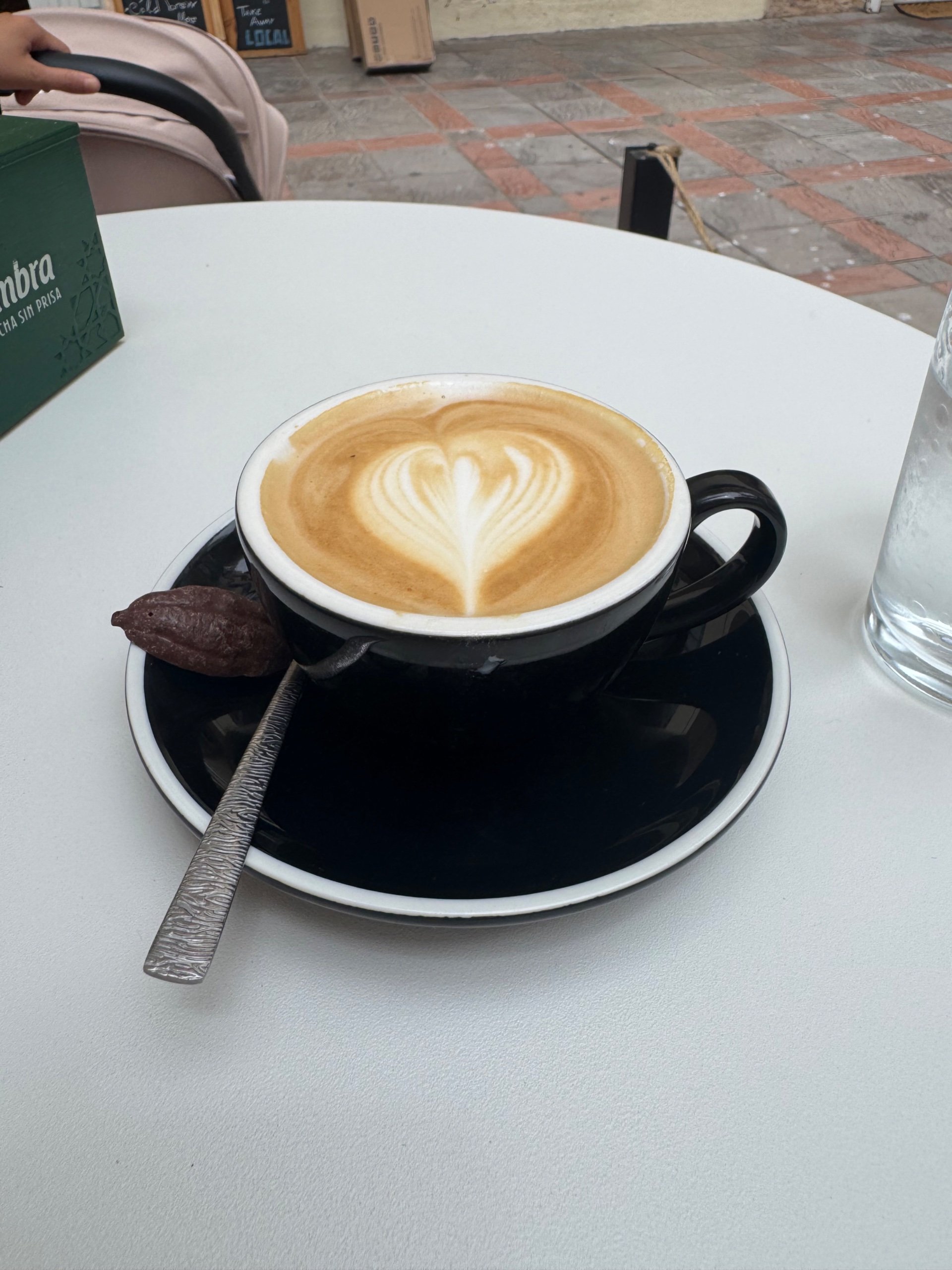 Flat white z sercem na tarasie